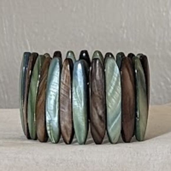 Green and brown shell stretch bracelet - Picture 3 of 4